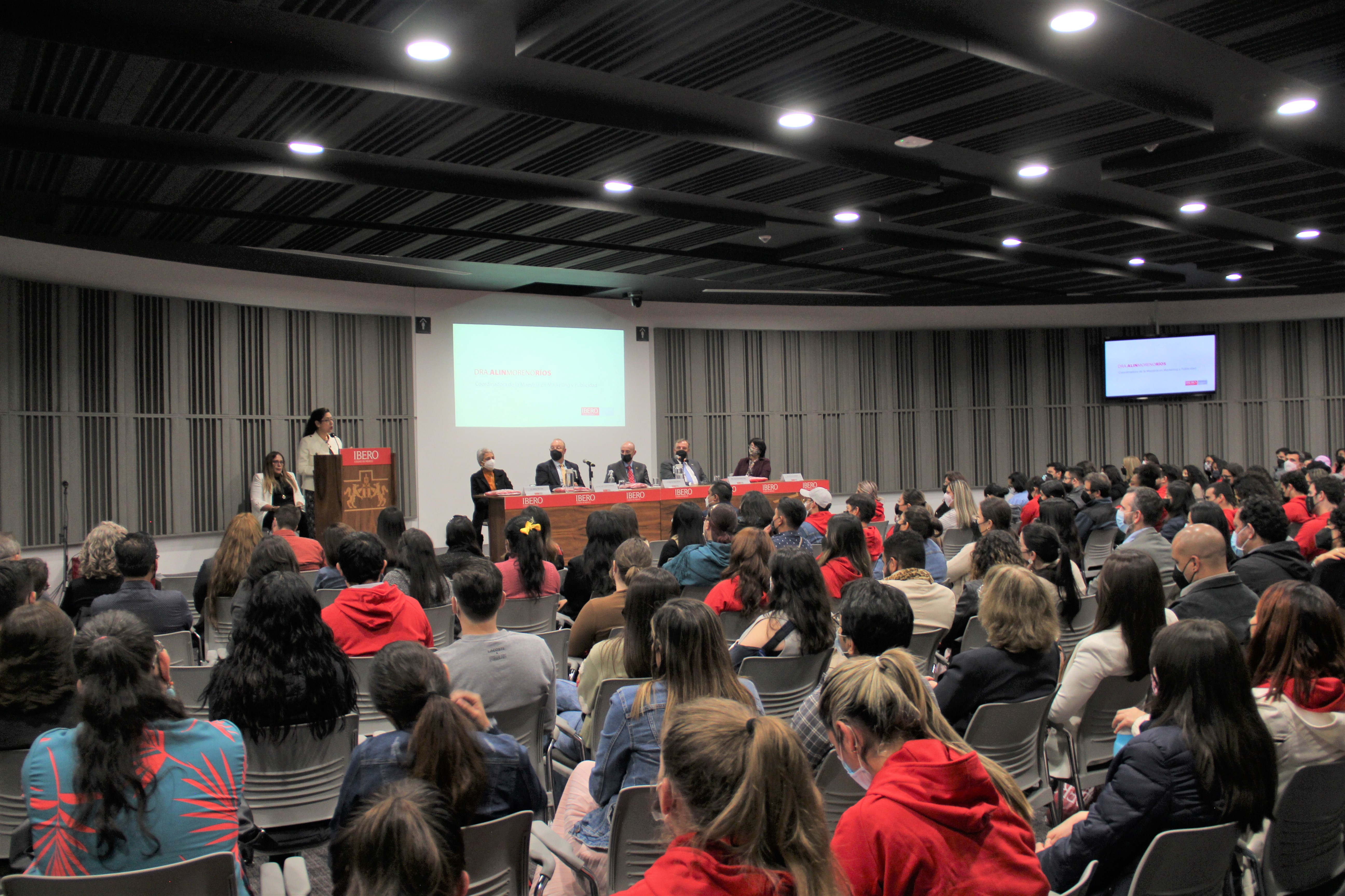 La Dra. Alin Moreno, coordinadora de la Maestría en Mercadotecnia y Publicidad, dijo que es momento de levantarnos y mostrar de lo que somos capaces (Valentina González/IBERO).
