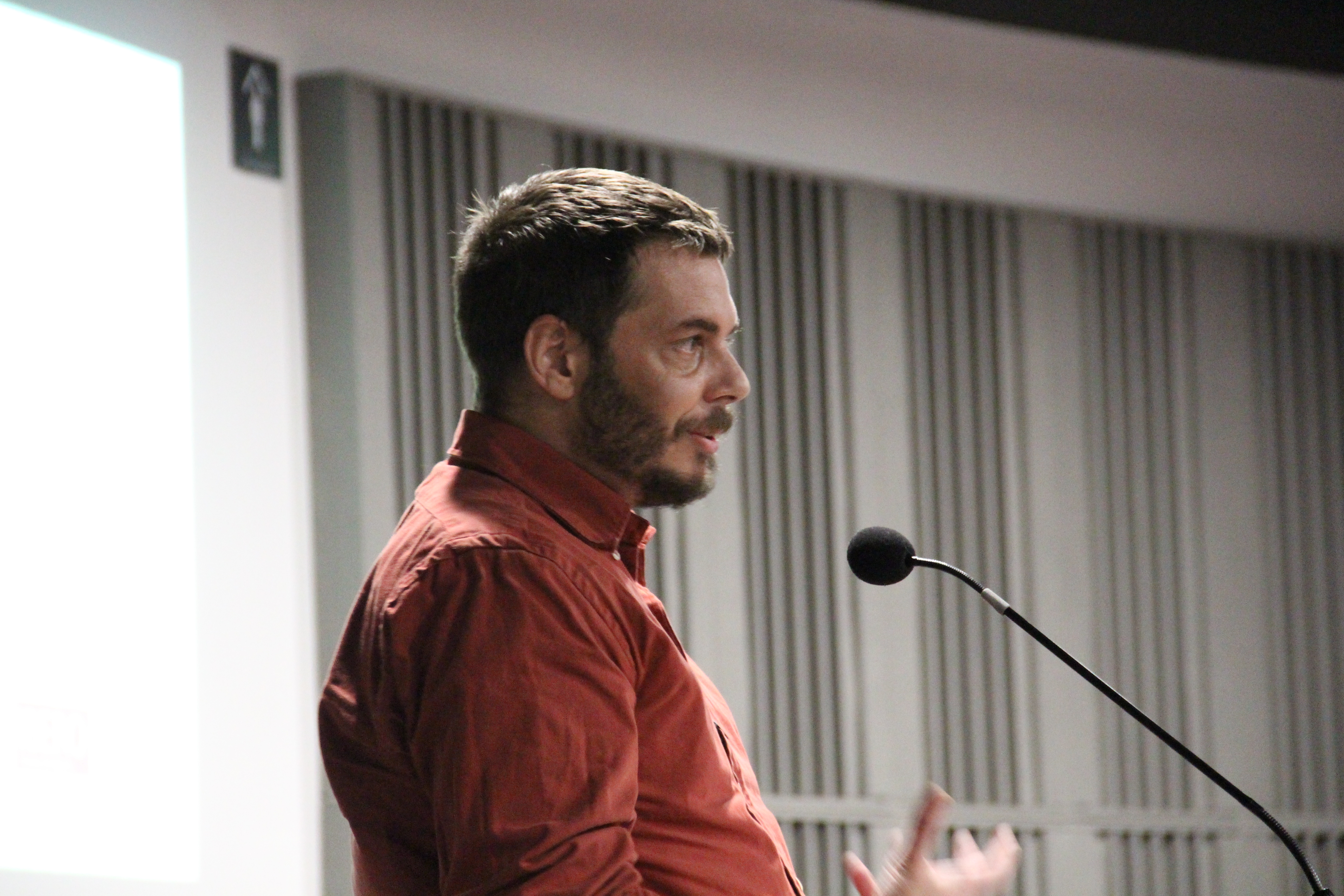 Renato Gilhardi, estudiante del Doctorado de Ciencias Sociales y Políticas, fue el orador durante el evento (Valentina González/IBERO).