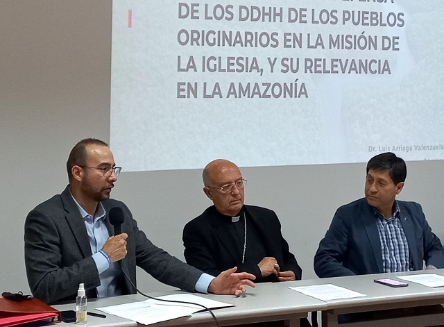 El Dr. Luis Arriaga, Presidente de AUSJAL y Rector de la IBERO (a la izquierda y con el micrófono), dio una ponencia en la apertura de la ‘Cátedra Universitaria Panamazónica: Cardenal Claudio Hummes’.