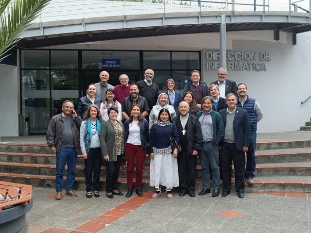 Foto oficial de las personas que participaron en el Encuentro. Al frente y en el extremo derecho, el Dr. Francisco Urrutia, Secretario Ejecutivo de AUSJAL.