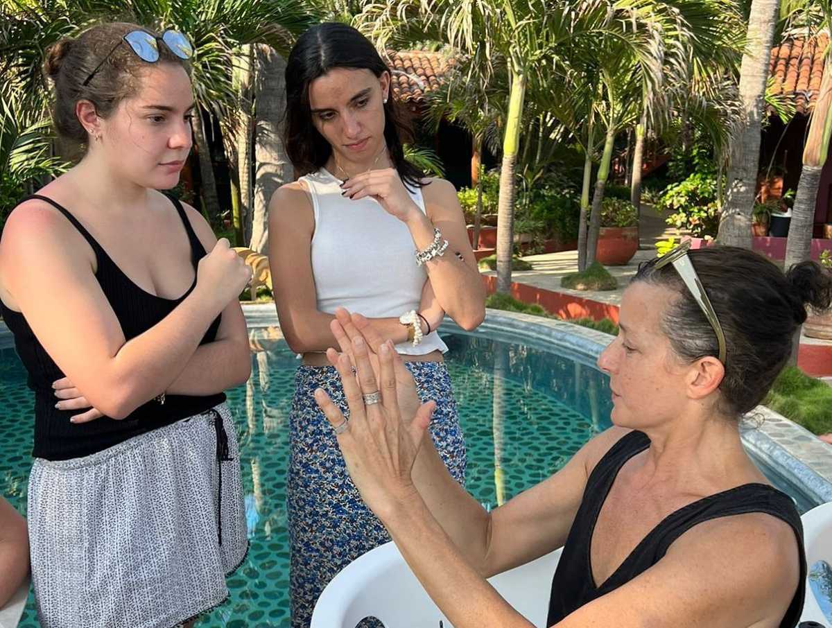 La diseñadora Kim Kovel platica con alumnas de nuestra IBERO sobre procesos creativos (Cortesía).