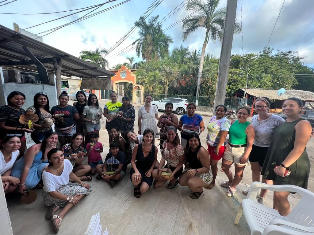 Nuestras alumnas trabajaron de la mano con las 'Hermanas de Troncones', un grupo comunitario local que apoya la educación y el bienestar de mujeres, niños y niñas (Cortesía).