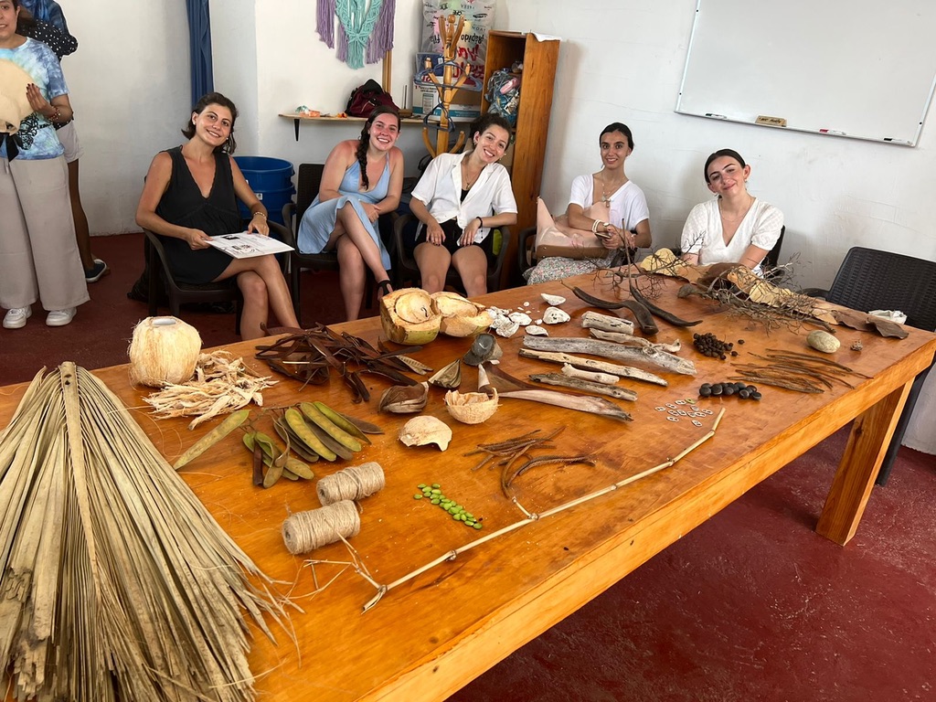 Integrantes de la comunidad y nuestras estudiantes recolectaron materiales para hacer diferentes creaciones (Cortesía).