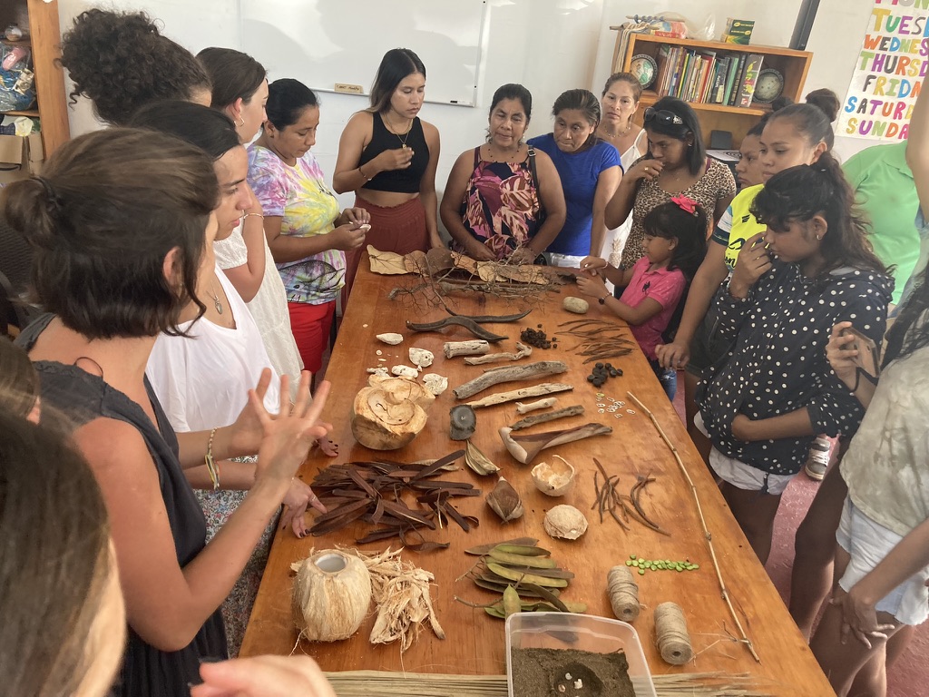 Nuestras estudiantes explican la intervención que se realizará una vez que los materiales fueron recogidos (Cortesía).