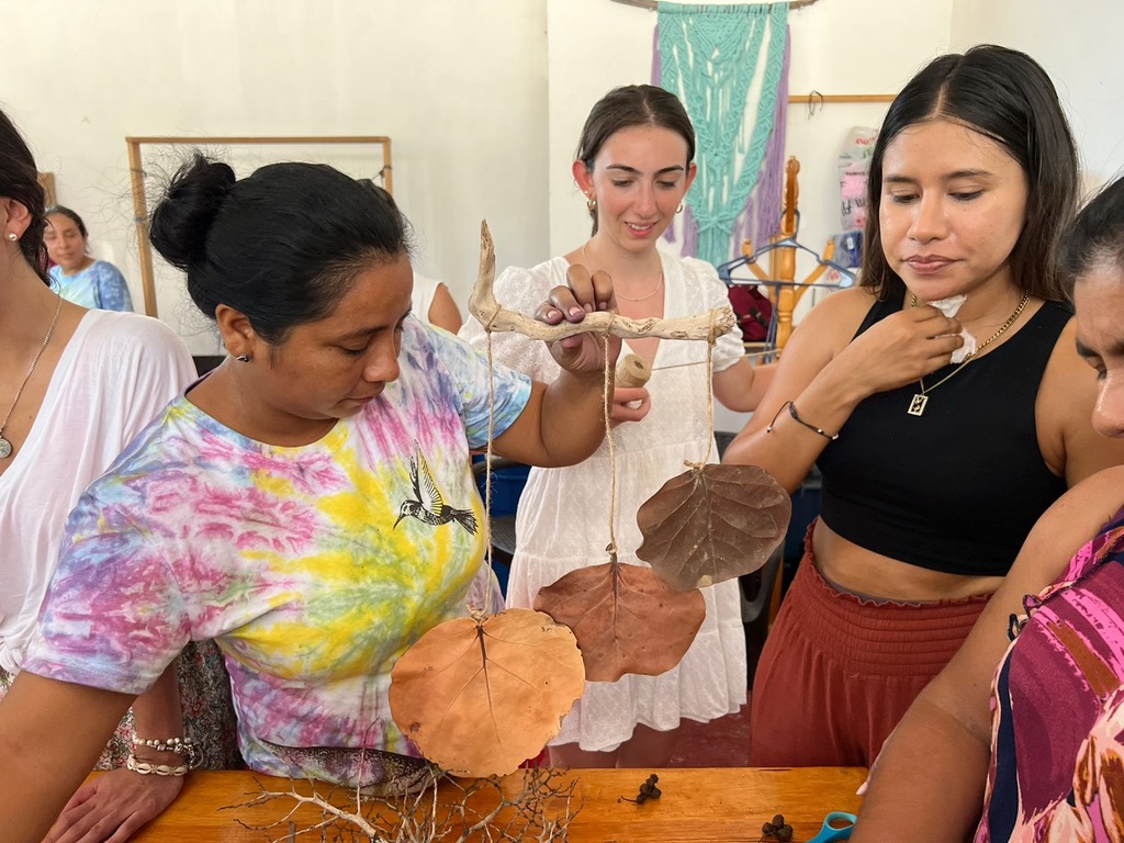 Los móviles para techo fueron elaborados con materiales sustentables (Cortesía).