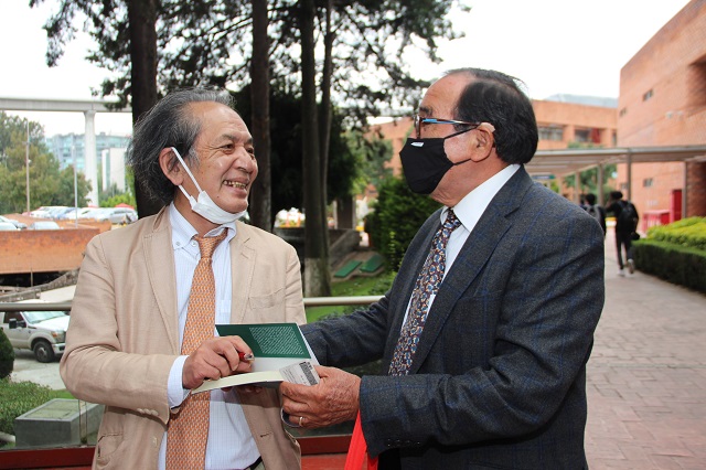 Sato quedó impresionado por la inteligencia y amabilidad de las personas asistentes e investigadoras/es del INIDE.