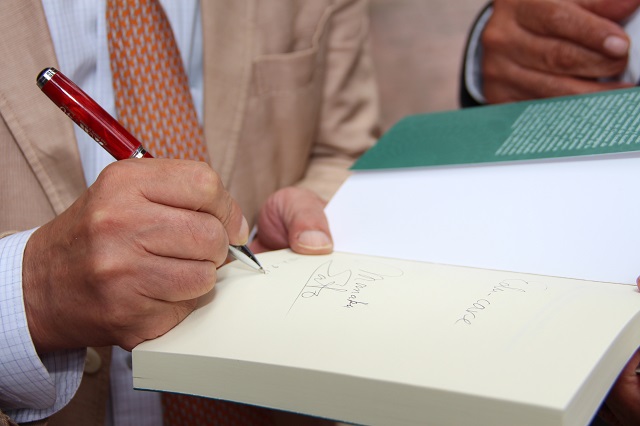 El docente japonés dedicó un libro a uno de sus colegas mexicanos.