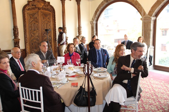 Personas congregadas en el ‘XII Encuentro de Egresados y Amigos de la Fundación Ibero Meneses y ASEUIA’.