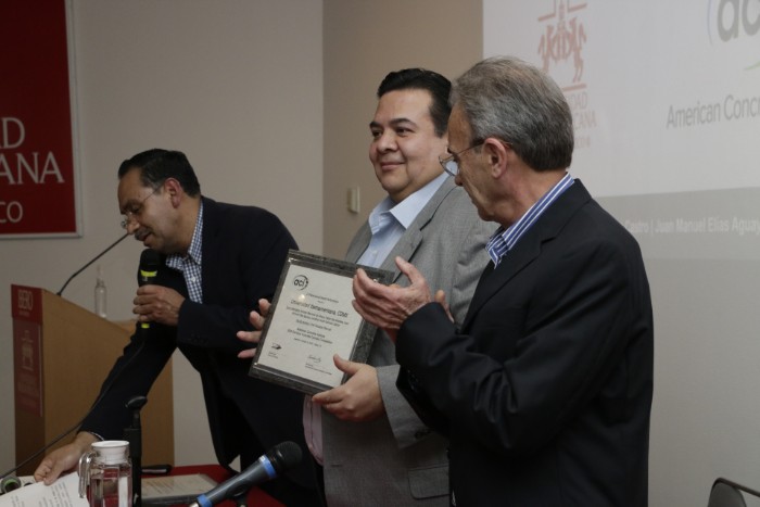 Roberto Tinoco, coordinador de la licenciatura en Ingeniería Civil, recibió el diploma que el ACI envió a nuestra IBERO como galardonada en este certamen