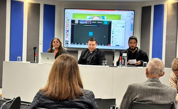 Al centro, el Padre Antonio Escobedo.