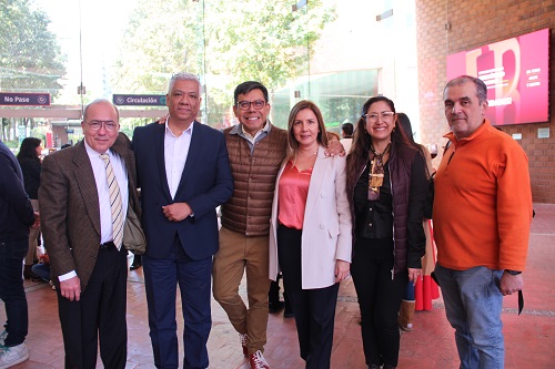 Hombres y mujeres comprometidas con su trabajo cotidiano.