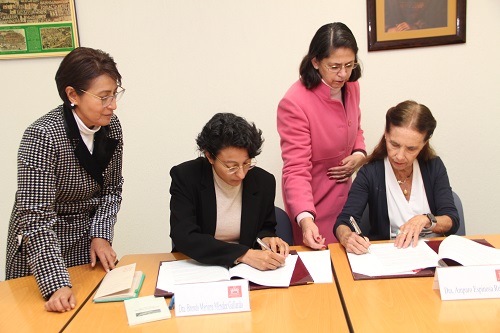 La Dra. Mariana Méndez, directora del Departamento de Ciencias Religiosas; y la Dra. Amparo Espinosa, egresada de la IBERO y donante; firman el convenio para la instauración del Seminario de Bioética.