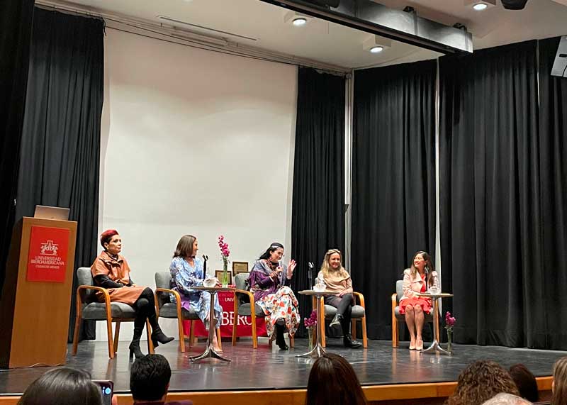 De izquierda a derecha: la Mtra. Sylvia Hernández, la Dra. Silvia Campos, la Dra. Aribel Contreras, la Dra. Marimar Sanz Abbud y la Dra. Alin Moreno Rios en el foro We Woman. Fotos: Laura Herrera.