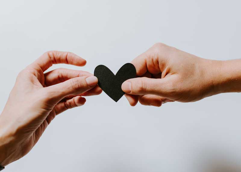 Robert Sternberg menciona tres elementos principales que definen una relación: intimidad, compromiso y pasión. Foto: Unsplash.