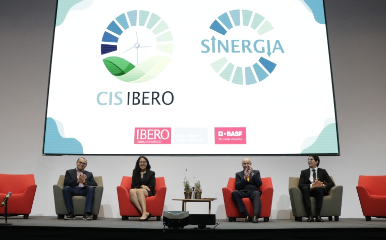 El Dr. Gamaliel Hernández, director de la DiCAT; Karla Barojas Raya, estudiante de Ingeniería Química y presidenta de la undécima edición del CIS Ibero; el Dr. Alejandro Anaya, Vicerrector, y el Dr. Juan Martínez, coordinador del Departamento de Ingeniería Química, Industrial y de Alimentos. (Foto: Alberto Hernández)