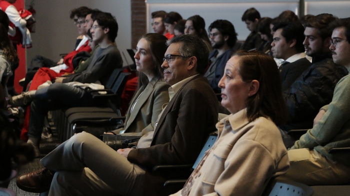 Al centro de la imagen, el Dr. Jorge Ibáñez Cornejo, Investigador Nacional Emérito del Sistema Nacional de Investigadores (SNI) del Conacyt y ex académico del Departamento de Ingeniería Química, Industrial y de Alimentos de la IBERO. (Foto: Alberto Hernández)