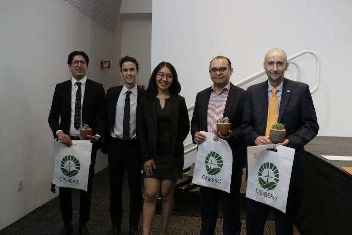 El Dr. Juan Martínez, coordinador del Departamento de Ingeniería Química, Industrial y de Alimentos; Mariano Franco, estudiante y maestro de ceremonias; Karla Barojas Raya, estudiante de Ingeniería Química y presidenta de la undécima edición del CIS Ibero; el Dr. Gamaliel Hernández, director de la DiCAT, y el Dr. Alejandro Anaya, Vicerrector. (Foto: Alberto Hernández)