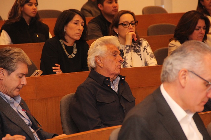 Otra de las personalidades congregadas fue el Lic. Justino Compeán.