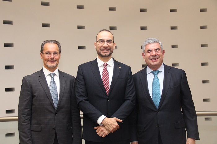 Los presidentes entrante y saliente del patronato, en compañía del Rector.