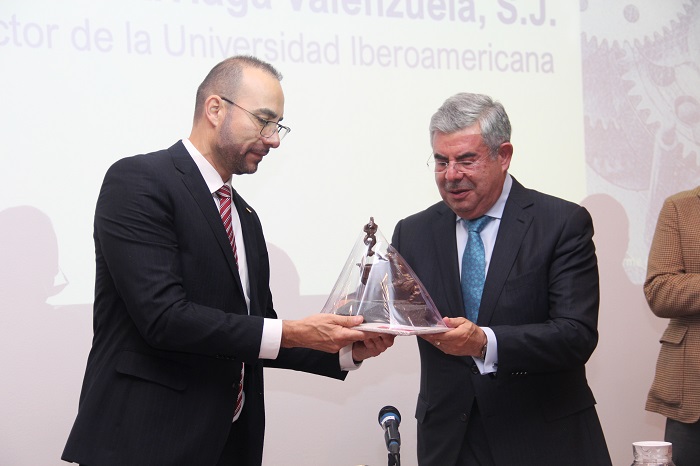 El Rector Arriaga entregó un presente, por su labor, al Mtro. Pedro Padierna.