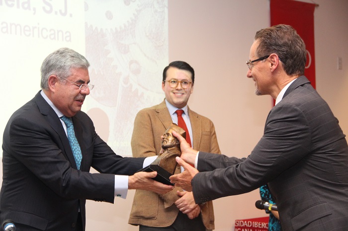 Cattori también hizo entrega de un obsequio a su predecesor.