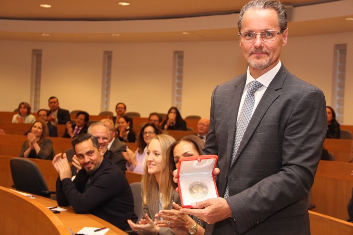 El propio Cattori recibió una moneda que simboliza la responsabilidad que asumió.