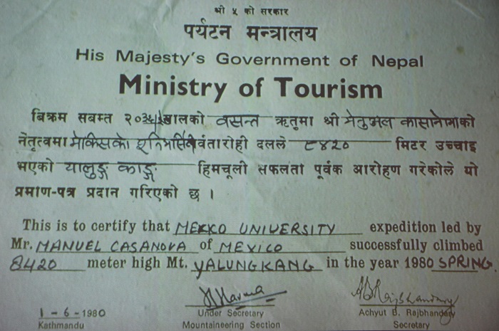 Este certificado avala que alcanzaron la cumbre del Monte Kanchenjunga.