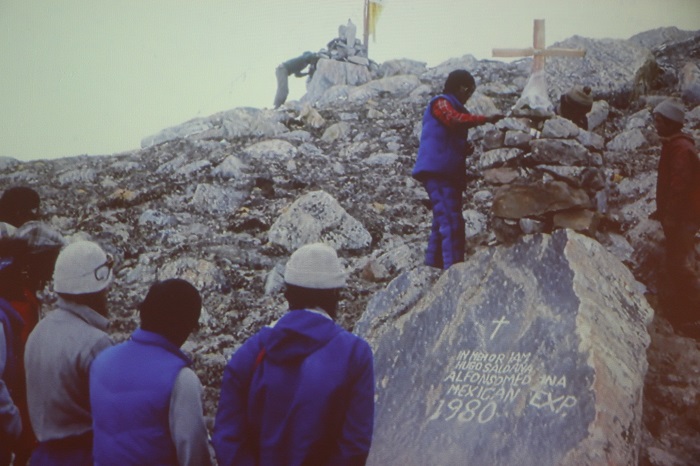 Memorial en honor de Alfonso Medina y Hugo Saldaña, mexicanos que fallecieron en el Kanchenjunga.