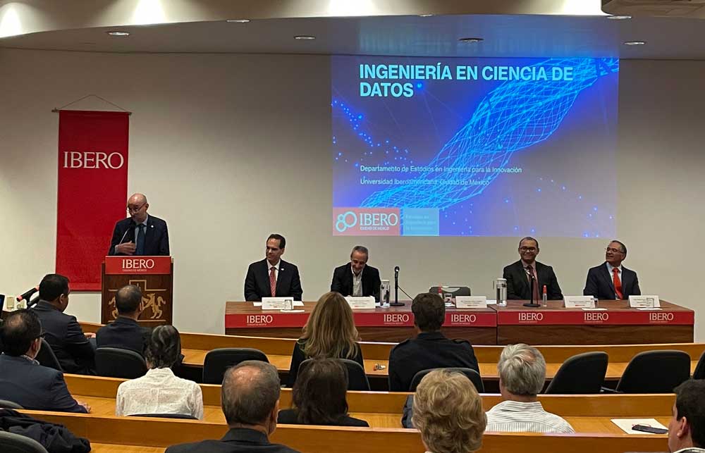 En la imagen, de izq. a der. están: en el estrado, el Dr. Alejandro Anaya y en la mesa, el Mtro. Andrés Tortolero Baena, el Mtro. Pablo Ordorica Leñero, el Dr. Gamaliel Hernández y el Mtro. Edgar Ortiz. Foto: Laura Herrera Camarillo.