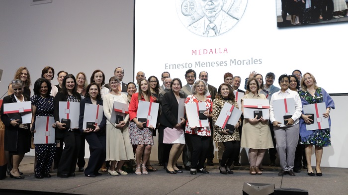 Personal docente distinguido con la Medalla Ernesto Meneses Morales.