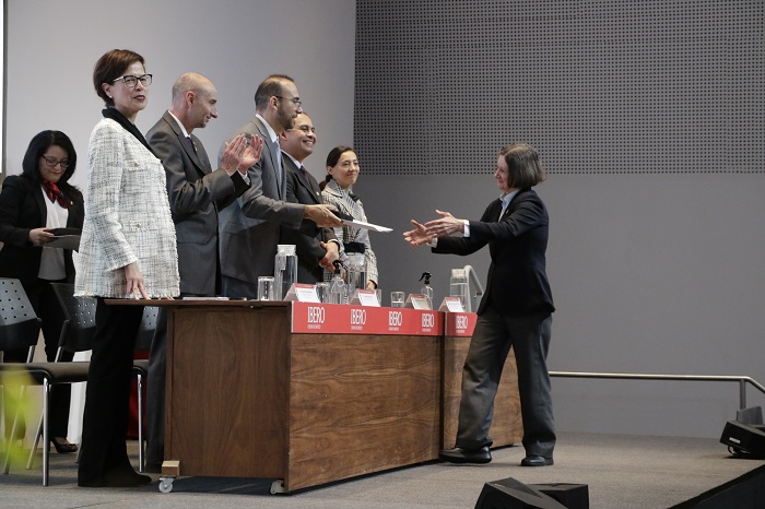 La doctora Espinosa Gómez, de Diseño, pasando a recoger su presea.