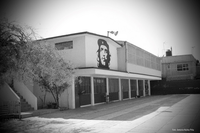 Fachada de la Universidad Revolución.