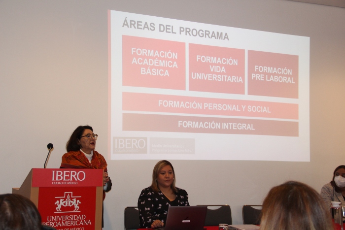 La Dra. María Edith Reyes, responsable del programa Somos Uno Más, durante la sesión informativa con padres y madres de familia. (Foto: Jorge Luis Cortés)
