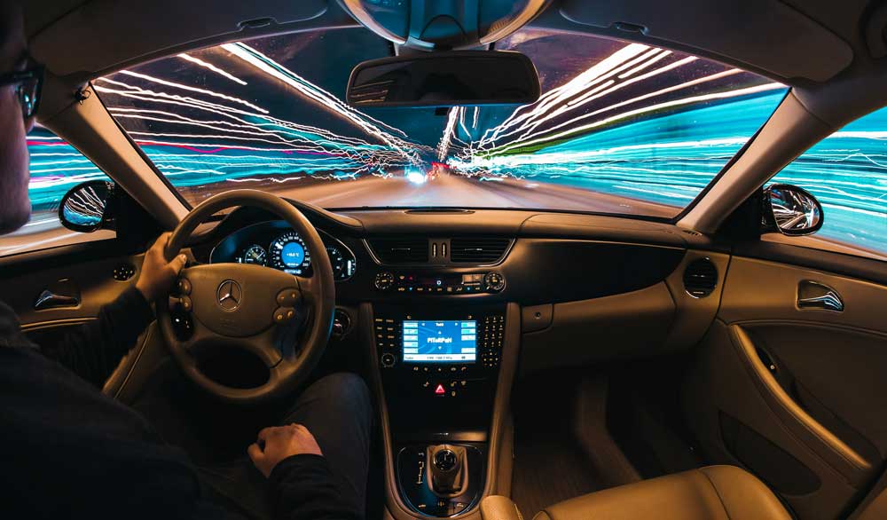 Se calcula que para 2030, el 49% de los autos vendidos en el mundo serán eléctricos. Foto: Unsplash.