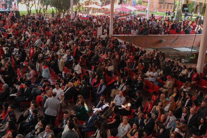 Cientos de estudiantes se reunieron en la explanada central de la IBERO Ciudad de México para celebrar la conclusión de sus estudios de Licenciatura. (Foto: Elihú Cortés)