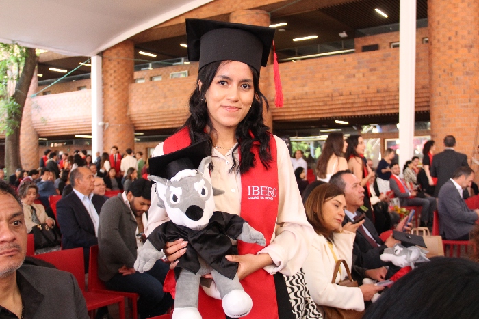 Iñaki, la mascota de la IBERO, acompañó al alumnado en esta fecha tan emotiva. (Foto: Yazmín Mendoza)