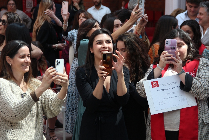 Amistades y familiares estuvieron presentes junto con las y los egresados. (Foto: Yazmín Mendoza)