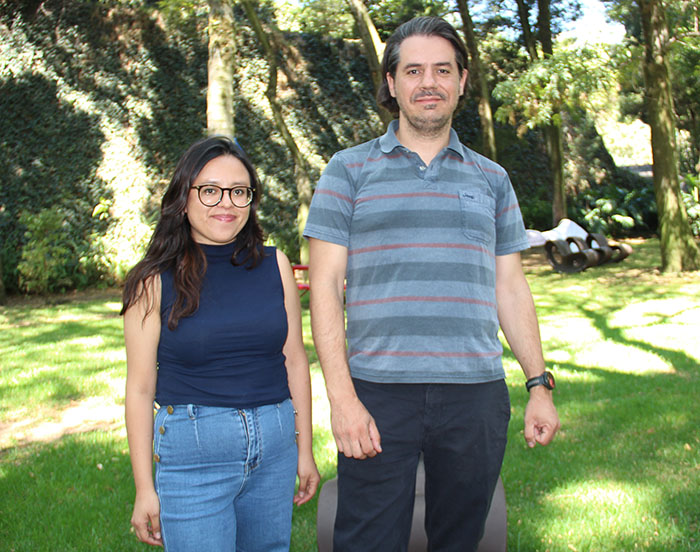 El Coordinador de la Oficina de Propiedad Intelectual y Transferencia de Conocimiento de la IBERO, Juan Pablo Alonso Norma, y la especialista en la materia, Esmeralda Zamora Becerra