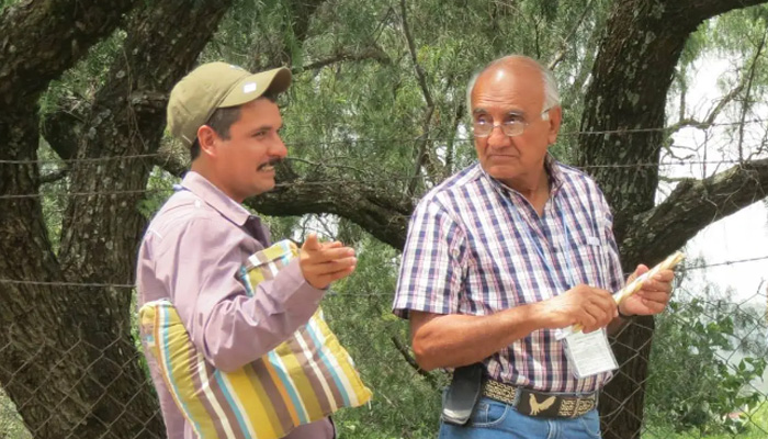 El sacerdote jesuita Javier Campos Morales, S.J. (derecha)