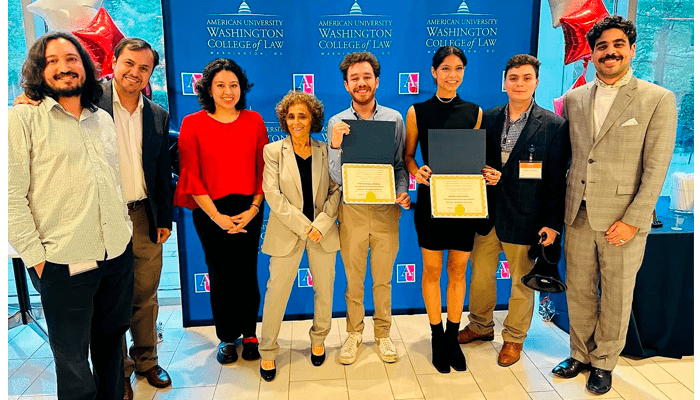 Las alumnas y alumnos aprenden sobre litigio internacional en derechos humanos; investigan los criterios más novedosos en el campo del derecho, redactan escritos legales con un alto rigor técnico y aprenden a defender sus posturas oralmente en el marco de un juicio interamericano simulado
