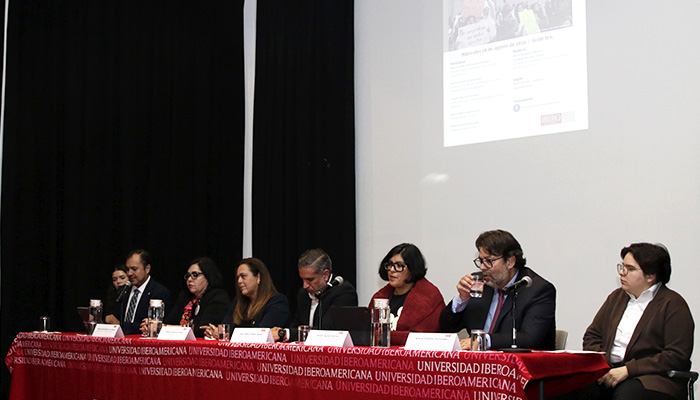De izq. a der.: La alumna Carolina Jiménez; el Director del Departamento de Derecho, Dr. Ricardo Ortega Soriano; las Magistradas de Circuito María Emilia Molina de la Puente e Iliana Contreras Perales; el Magistrado Juan Pablo Gómez Fierro; Claudia Aguilar Barroso, Socia Directora y fundadora de Aguilar Barroso Abogados; Arturo Pueblita Fernández, profesor de la IBERO y presidente del Ilustre y Nacional Colegio de Abogados y María Santoyo.