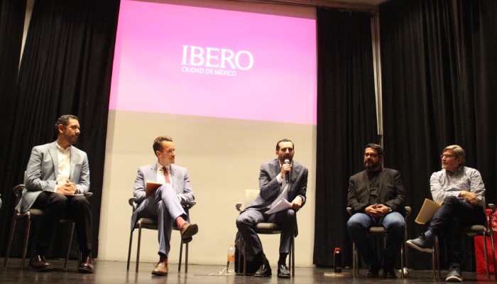 Diego García Ricci, investigador del Departamento de Derecho; Maximiliano Murk, Coordinador de Identificación Humana del Fondo de Población de la ONU; Alejandro Domínguez, periodista de Milenio TV, Rodolfo Gamiño Muñoz, investigador del Departamento de Historia, y Luis Javier Vaquero, Subdirector de Derechos Humanos de Amnistía Internacional México.