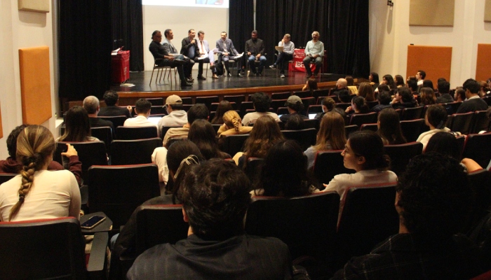 En el Aula Magna Santa Teresa de Jesús, se llevó a cabo el coloquio sobre Ayotzinapa.