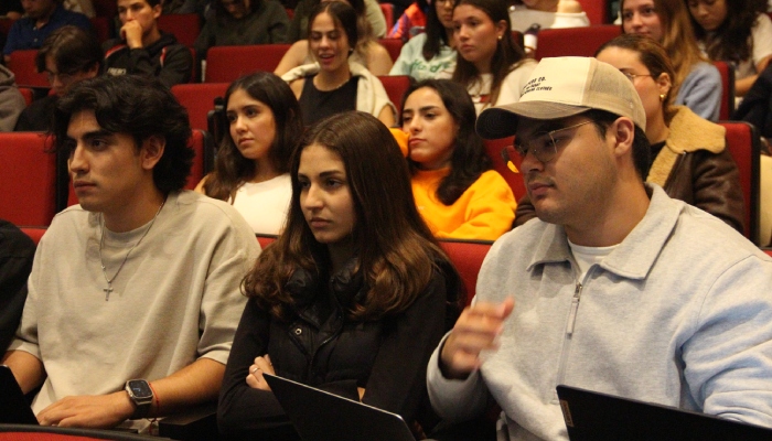 Nuestro alumnado IBERO estuvo atento a las participaciones de los invitados al coloquio.