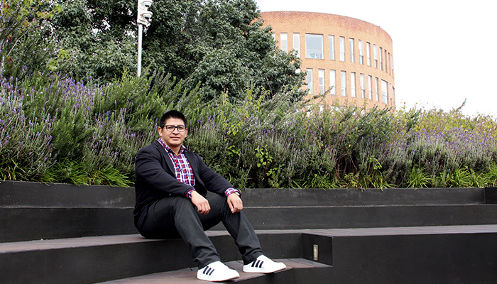En la azotea verde de la IBERO, Marco Antonio Polo Labarrios, profesor del Departamento de Ingeniería Química, Industrial y de Alimentos. Foto Mariana Domínguez Batis