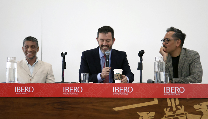 El representante del partido demócrata en México, Edgar López Vallejo (izq.), su par republicano, Larry Rubín (en medio), y el politólogo e internacionalista Genaro Lozano, durante el debate en la IBERO.