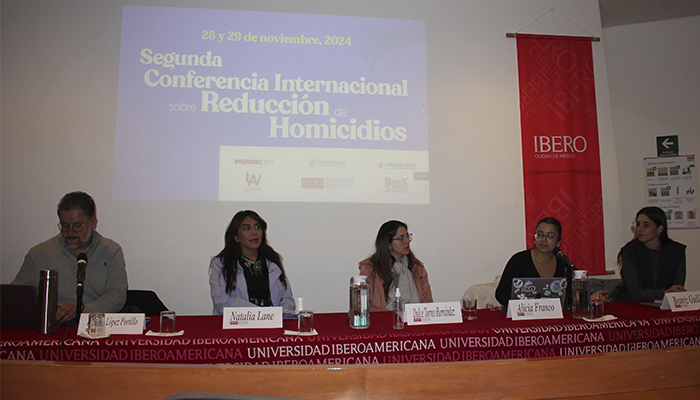 Ernesto López Portillo, del Programa de Seguridad Ciudadana de la IBERO; Natalia Lane, trabajadora sexual y fundadora de la Coalición Laboral Puteril/CLaP!; Dulce Torres Hernández, del Seminario sobre Violencia y Paz de El Colegio de México; Alicia Franco, de Data Cívica, y Beatriz Guillén, periodista de "El País".