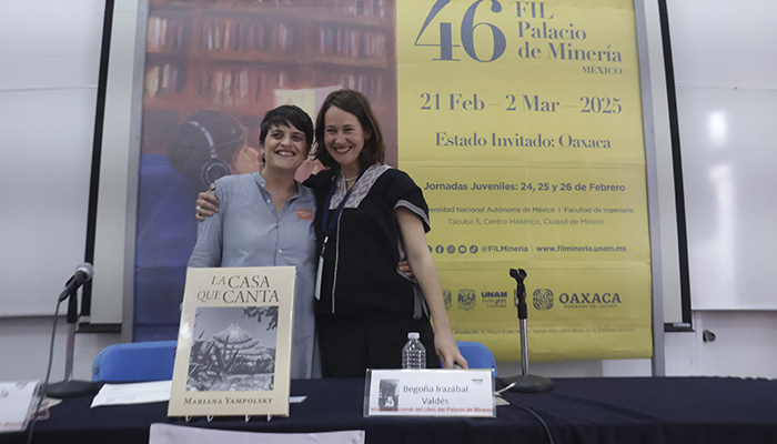 Alejandra de la Mora, gerente del Espacio Cultural Infonavit, y la Mtra. Begoña Irazábal Valdés, Directora de Difusión y Divulgación Cultural de la IBERO.