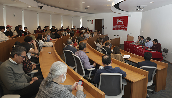 Especialistas de la Universidad Iberoamericana de cuatro disciplinas distintas participaron en la mesa de discusión “Entre Aranceles y Discursos de Impacto de Trump en la Economía y la Política”.