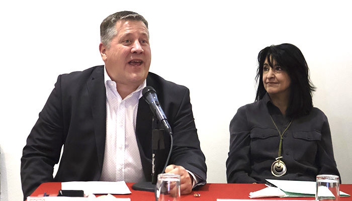 El Dr. Thomas Legler y la Dra. Laura Zamudio, durante la presentación del libro 'The Politics of COVID-19 in Mexico: Governance Meets Government'.